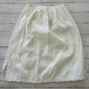 Vtg 1960’s Tafredda White Half Slip XS Scalloped Hem Side Slits Made in USA